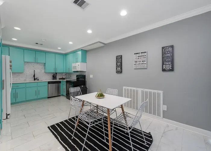 Spacious 2Br Apt With King Beds & Fully Equipped Kitchen