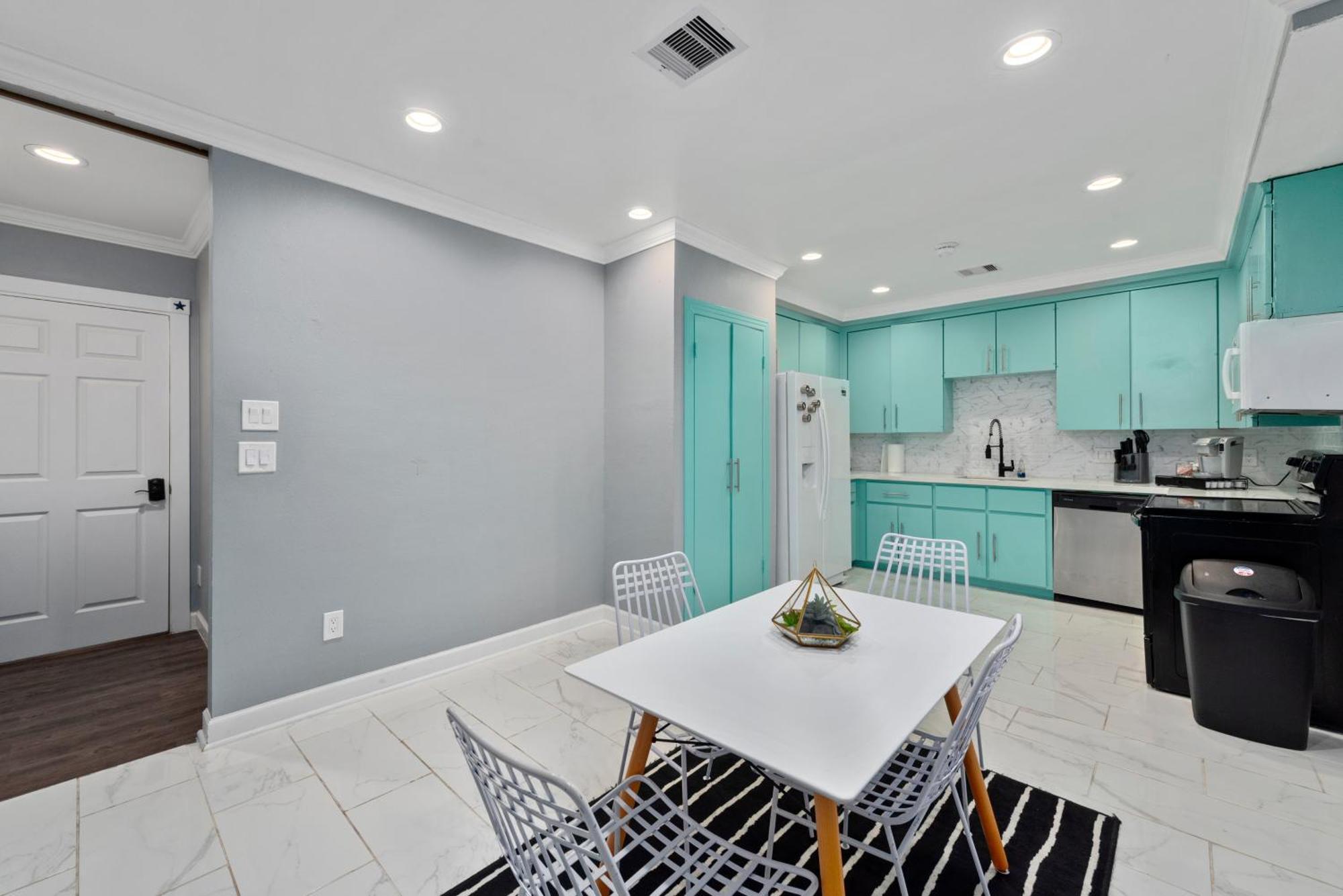 Spacious 2br With King Beds & Fully Equipped Kitchen *