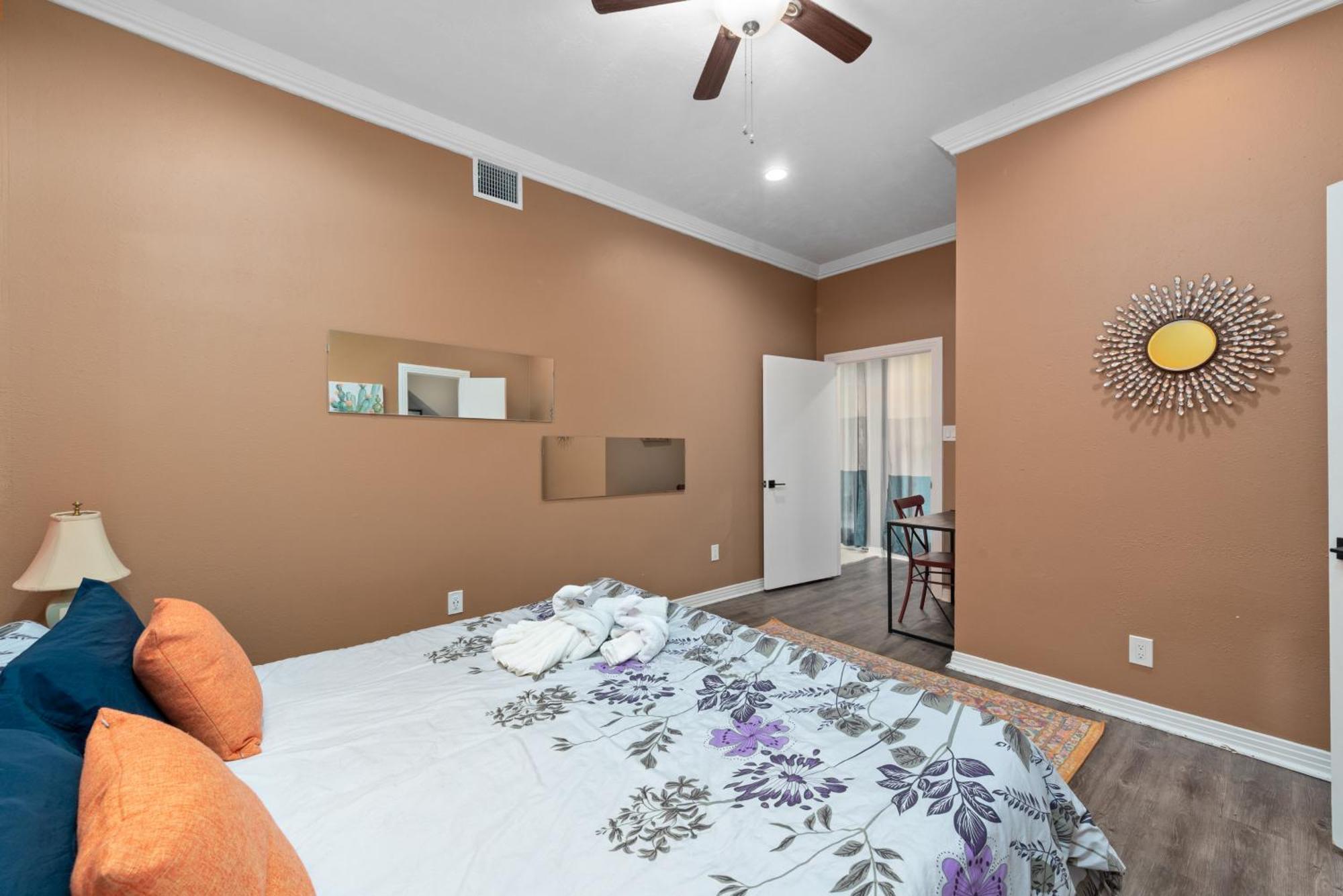 Spacious 2br With King Beds & Fully Equipped Kitchen *